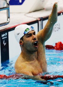 Daniel Dias comemora vitória nos Jogos Paraolímpicos de Londres-2012 (Lefteris Pitarakis/Associated Press)