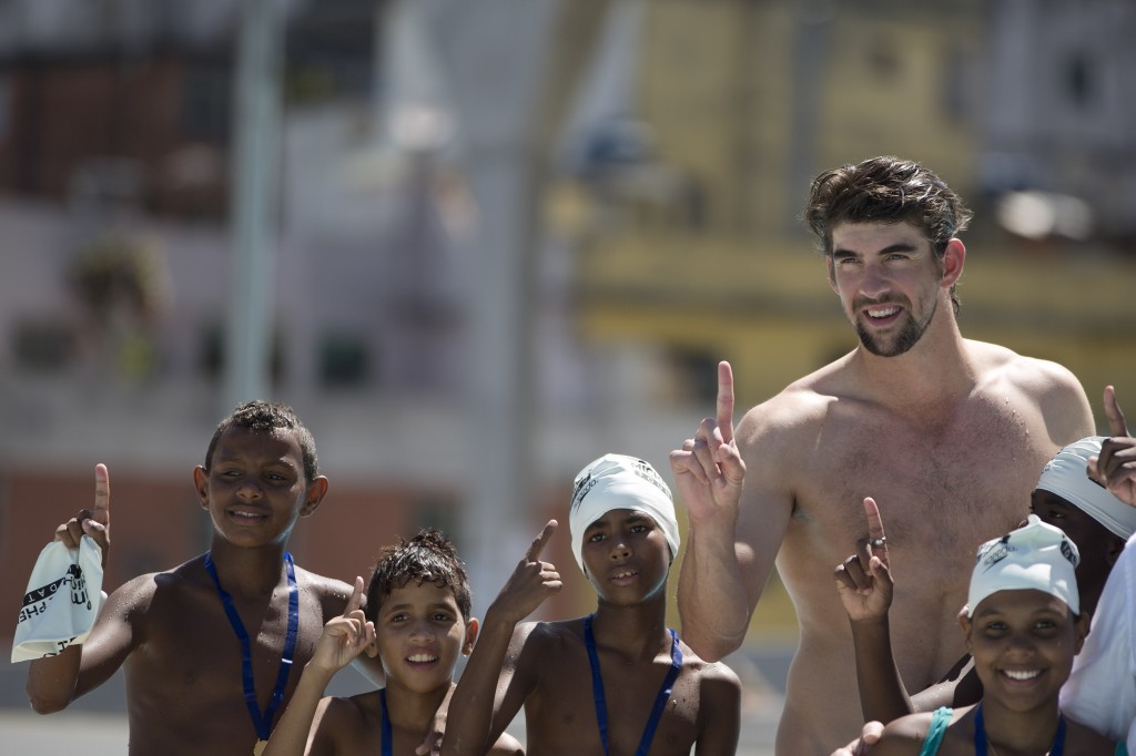 Phelps durante visita à favela da Rocinha, no Rio de Janeiro, em março deste ano (Crédito: Felipe Dana/Associated Press)