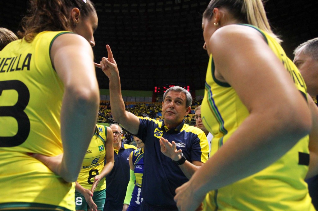 Zé Roberto orienta jogadoras da seleção brasileira feminina de vôlei