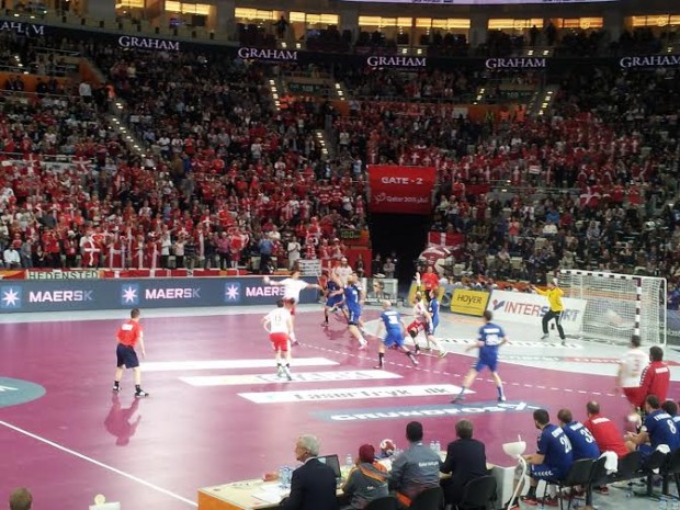 Torcida da Dinamarca lota parte da Arena Lusail na vitória sobre a Rússia no Mundial de handebol (Marcel Merguizo/Folhapress)