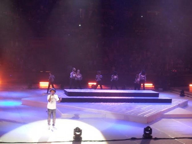 O astro americano Pharrell Williams se apresenta na Arena Lusail, no Qatar (Marcel Merguizo/Folhapress)