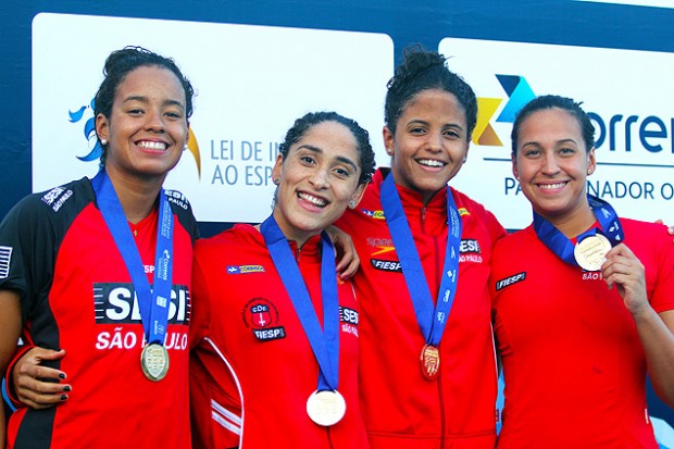 A nadadora Jessica Bruin Cavalheiro, a primeira à direita, durante pódio com companheiras do Sesi, entre elas a campeã mundial Etiene Medeiros (Crédito: Onboard Sports/Divulgação)