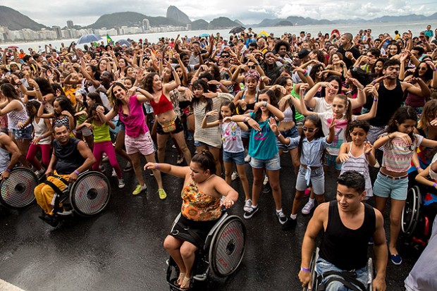 'Flash Mob' dirigido por Dbora Colker, em Copacabana, no evento que marcou os 500 dias para as Paraolimpíadas do Rio, neste domingo (26)