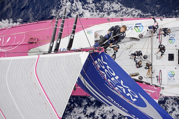 Equipe do SCA veleja durante etapa da Volvo Ocean Race (Crédito: Rick Romlinson/TeamSCA)