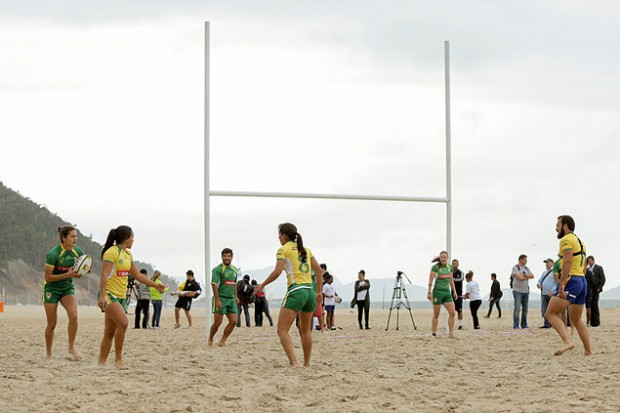 Inauguração do primeiro campo de rúgbi fixo em uma praia do Brasil, na quarta-feira (24), em Copacabana, no Rio, com atletas da seleção brasileira (João Neto/Fotojump) 