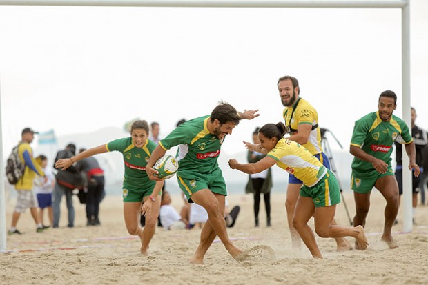 Inauguração do primeiro campo de rúgbi fixo em uma praia do Brasil, na quarta-feira (24), em Copacabana, no Rio, com atletas da seleção brasileira (João Neto/Fotojump) 