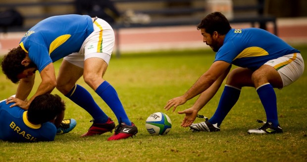 Lucas Duque (à dir.) começa jogada pela seleção brasileira em jogo-treino contra o México antes do Pan de Guadalajara-2011 (Daniel Marenco/Folhapress)