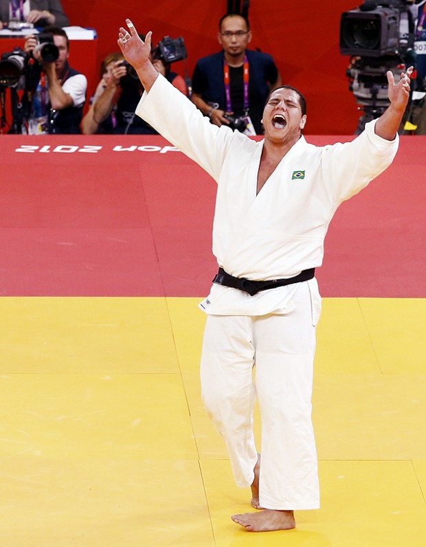 O judoca Rafael Silva comemora a conquista da medalha de bronze na categoria pesado (acima de 100 kg) nos Jogos de Londres (Crédito: Darren Staples/Reuters)