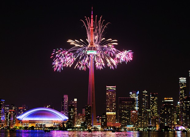 Rogers Centre e CN Tower vistos da Toronto Island durante a cerimônia de encerramento do Pan de Toronto (Danilo Verpa/Folhapress)