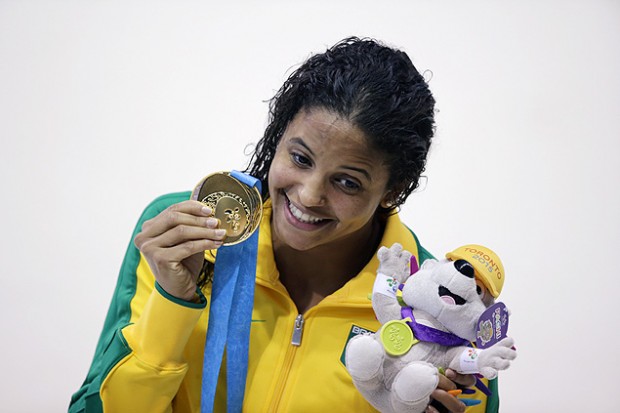 Etiene Medeiros exibe a medalha de ouro conquistada na prova dos 100 m costas no Pan (Crédito: Danilo Verpa)