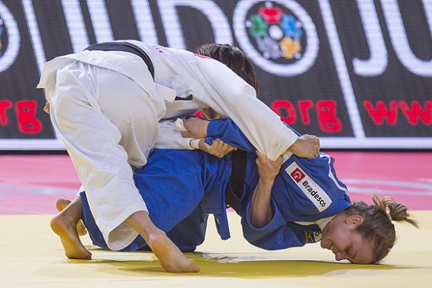 A japonesa Ami Kondo (de branco) vence a brasileira Nathalia Brígida no Mundial de Astana (Jack Guez/AFP)