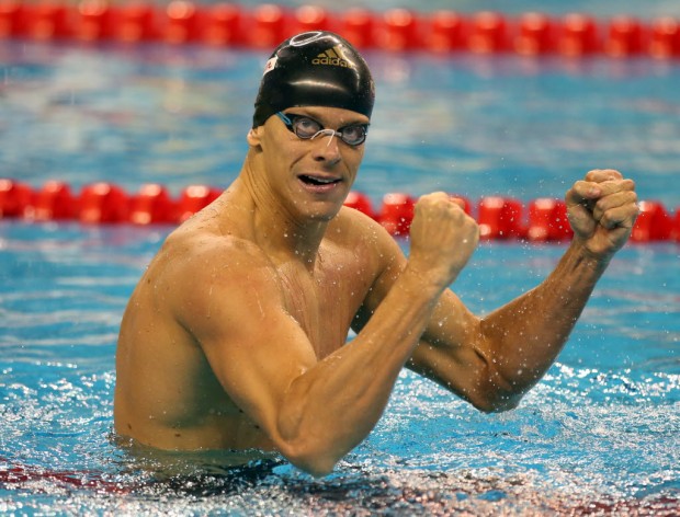 Cesar Cielo comemora ouro nos 100 m livre no Mundial de Doha-2014 (Osama Faisal/AP)