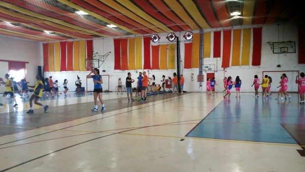 Morten Soubak conversa no centro do ginásio do Sesc Pompeia enquanto crianças jogam handebol (foto: Marcel Merguizo)