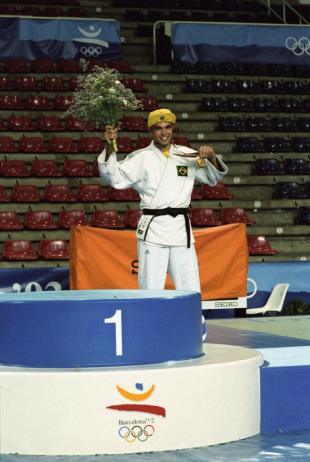 Rogério Sampaio com a medalha de ouro em Barcelona-1992 (Pisco Del Gaiso/Folhapress)