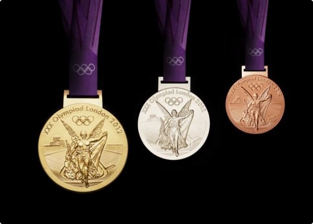 Medalhas olímpicas de Londres-2012, com a já tradicional imagem da deusa grega da vitória, Nike