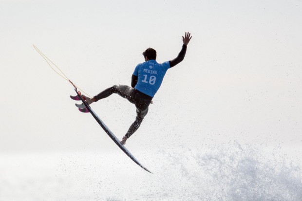 O brasileiro Gabriel Medina consegue um aéreo em Hossegor, na França, neste ano (Nicolas Peschier/AFP)