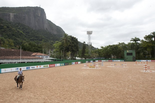 Cavaleiros treinam antes do Athina Onassis Horse Show de 2011, na Sociedade Hípica Brasileira, no Rio (Rafael Andrade/Folhapress)