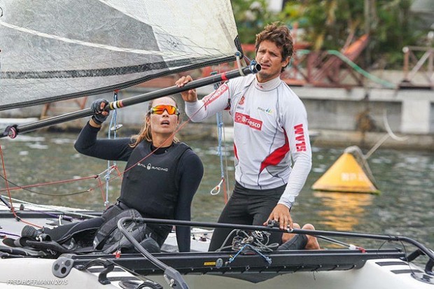 Isabel Swan em barco da classe Nacra 17, ao lado de Samuel Albrecht (Divulgação)