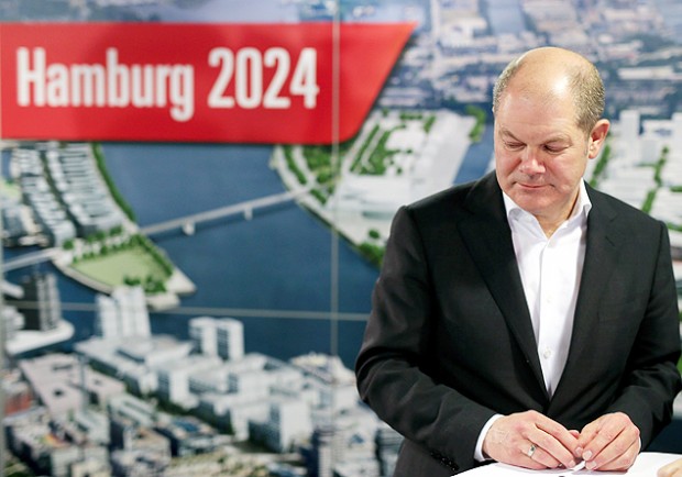 O prefeito de Hamburgo, Olaf Scholz, após o referendo que optou pela saída da cidade da corrida para 2024 (Crédito: Axel Heimken/Efe/EPA)