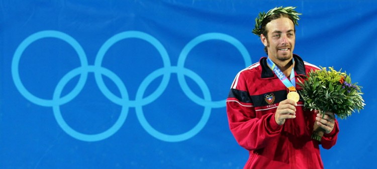 Nicolas Massú exibe a medalha de ouro no pódio de Atenas-2004 (Jacques Demarthon/AFP)