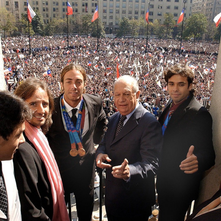 Ao lado do presidente Ricardo Lagos (centro), os tenistas Nicolas Massú (esq.) e Fernando González (dir.) são recebidos por cerca de 8.000 pessoas, no palácio do governo, em Santiago, no Chile, em 2004 (AFP)