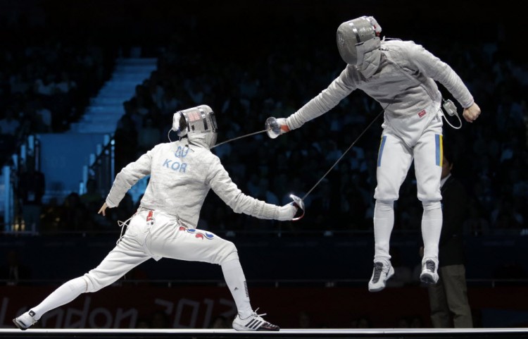 Disputa pelo ouro no sabre, uma das três armas da esgrima, nos Jogos Olímpicos de Londres-2012 (Dmitry Lovetsky/AP)