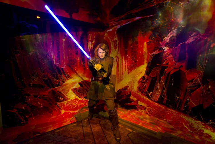 Annakin Skywalker, segurando um sabre de luz de Star Wars, no museu Madame Tussauds, de Londres (Justin Tallis/AFP) 