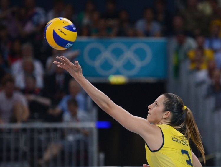 Dani Lins saca na final olímpica que deu o ouro ao Brasil em Londres-2012 (Manan Vatsyana/AFP)