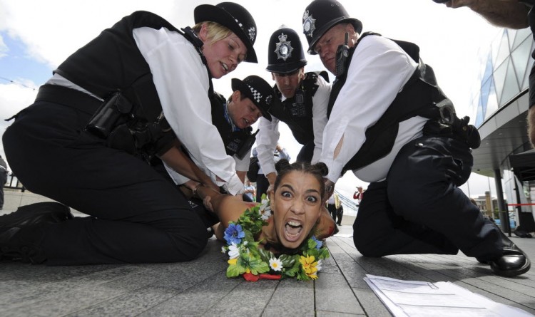 Ativista do Femen protesta em Londres antes dos Jogos de 2012 (Paul Hackett/Reuters)