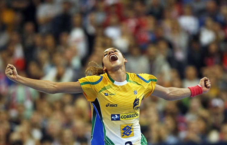 Alexandra Nascimento comemora gol no Mundial-2013 (Darko Vojinovic/Associated Press)