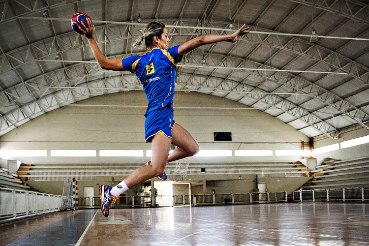 Célia Costa arremessa em treino na Metodista (Eduardo Knapp/Folhapress)