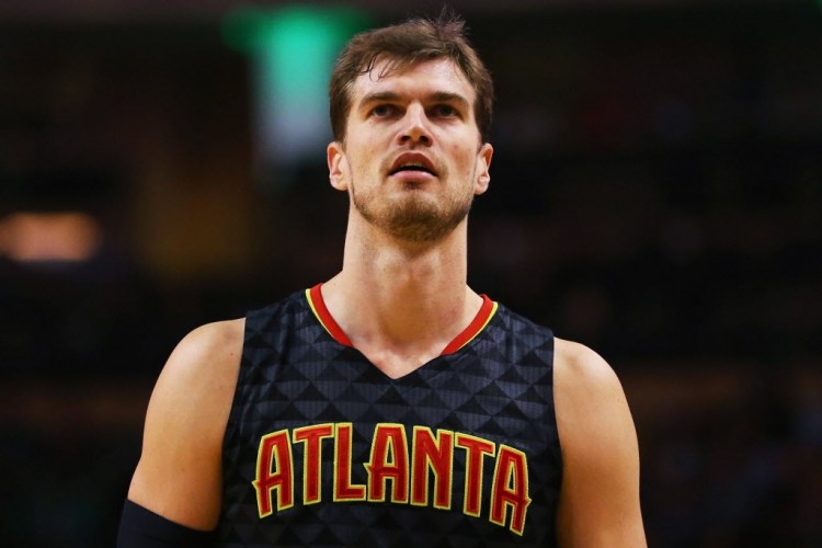 O ala-pivô brasileiro em jogo pelo Atlanta Hawks, em dezembro (Crédito: Maddie Meyer/Getty Images/AFP)