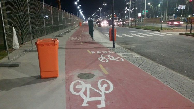 Na sexta-feira (8), local onde havia um poste no meio da ciclovia do Parque Olímpico (Marcel Merguizo/Folhapress)