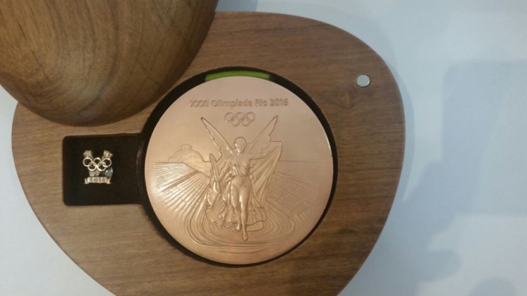 Medalha de ouro dos Jogos do Rio (Marcel Merguizo/Folhapress)